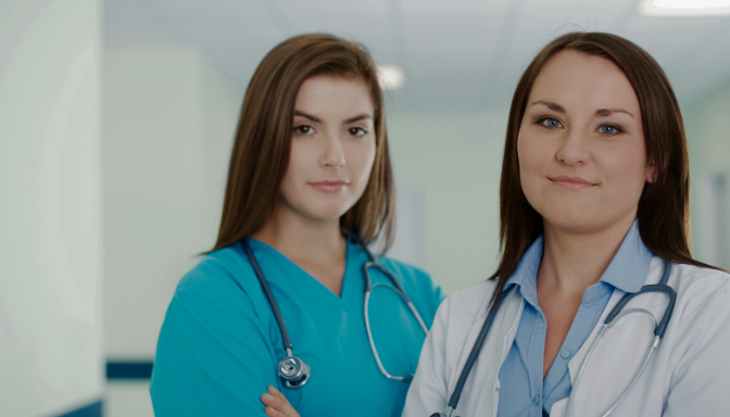 Лікар Medics Опіка консультує пацієнта вдома